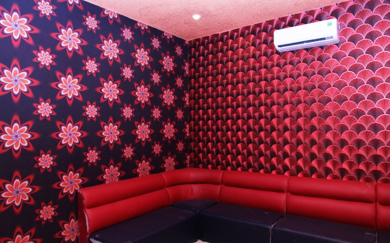 Phòng karaoke sử dụng giấy dán tường để tăng tính thẩm mỹ