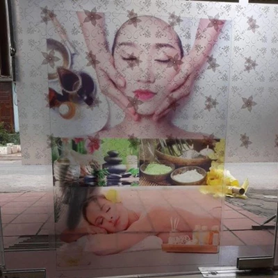 Decal dán kính Spa giải pháp hút khách và tạo không gian bắt mắt