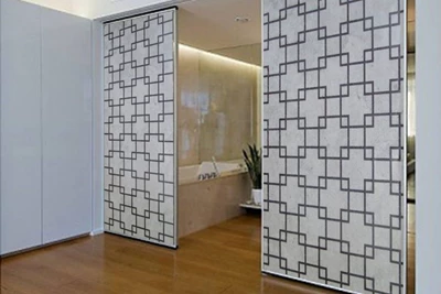 Nên lựa chọn decal dán kính toilet như thế nào vừa đẹp vừa tiện lợi