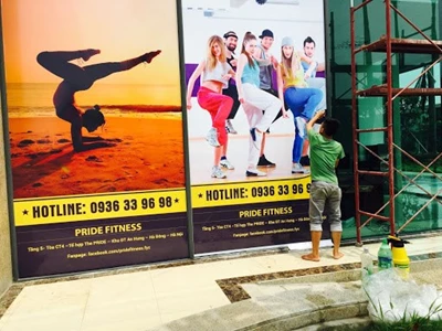 Các lợi ích tuyệt vời khi in decal dán kính quảng cáo