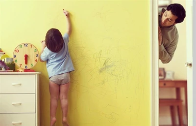 CÁCH LOẠI BỎ MỰC BÚT BI TRÊN GIẤY DÁN TƯỜNG ĐƠN GIẢN TẠI NHÀ