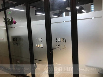 Thi công decal mờ cắt logo CNC tại Vinhomes Skylake Phạm Hùng