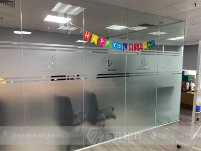 Thi công decal dán kính mờ kẻ line, cắt logo CNC tại Ba Đình