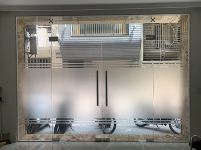 Thi công decal dán kính mờ kẻ line tại 188 Trung Kính