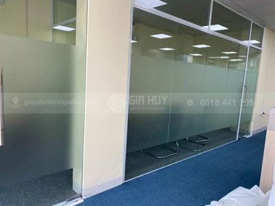 Thi công decal mờ cho công trình tại 18 Khúc Thừa Dụ