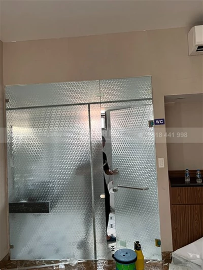 Dán decal quả trám phòng tắm kính tại Trâu Quỳ - Gia Lâm