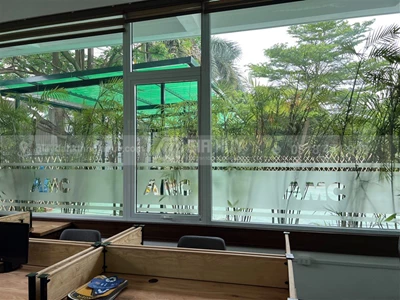 Thi công dán kính logo decal mờ cắt CNC cho công ty Hamatra Mê Linh