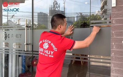 Cách gỡ decal dán kính sạch không dấu vết trong vòng 10 phút