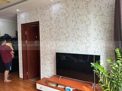 Thi công giấy dán tường sang trọng, thanh lịch cho khách tại phòng 1411, 27A2 Phạm Văn Đồng