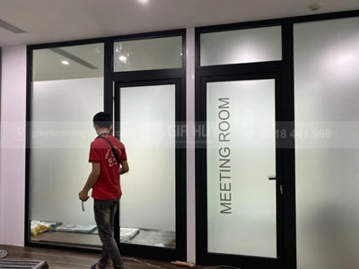 Dán decal mờ in logo tại tầng 10, toà nhà Epick 19, Ngõ 19 Duy Tân