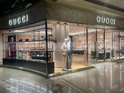Dán decal kính theo thiết kế tại cửa hàng Gucci Tràng Tiền Plaza