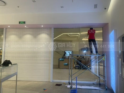 Dán phim siêu trong bảo vệ kính tại Lotte Võ Chí Công