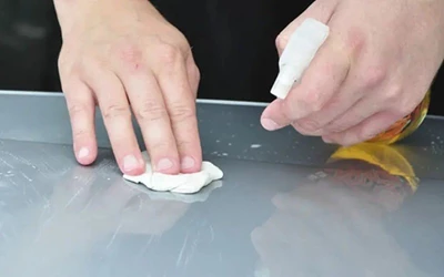 Top cách làm sạch keo trên kính đảm bảo hiệu quả 100%