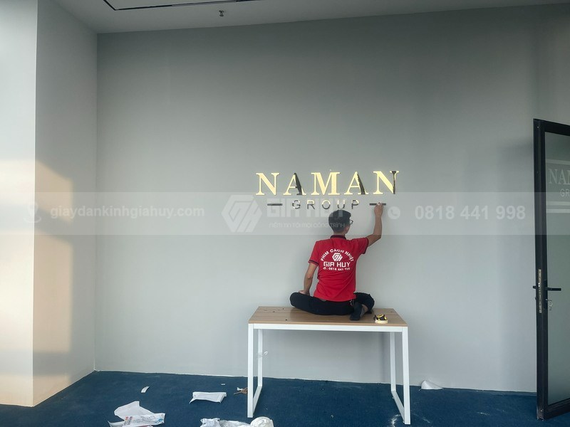 Thi công decal mờ cắt CNC dán kính, logo mica in màu và logo inox dán tường