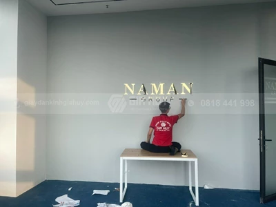 Thi công decal mờ cắt CNC dán kính, logo mica in màu và logo inox dán tường