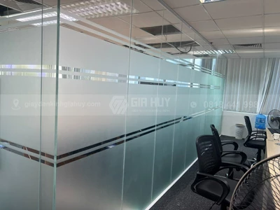 Dán decal mờ cho vách văn phòng toà HL 82 Duy Tân