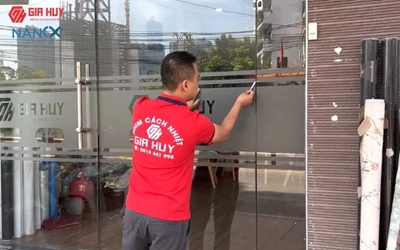Hướng dẫn 5 bước dán Decal lên kính mịn màng, đảm bảo đẹp và bền