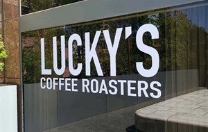 In chữ decal dán kính, in cắt bế chữ siêu sắc nét, giá rẻ