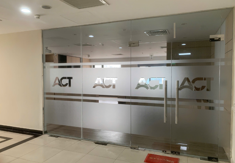 Dự án thi công decal mờ dán kính cắt CNC logo tại phố Hàm Nghi Hà Nội