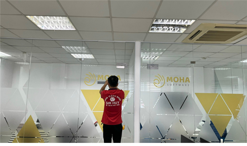 Decal Dán Kính Mờ Cho Văn Phòng Tạo Không Gian Riêng Tư Mà Vẫn Hiện Đại