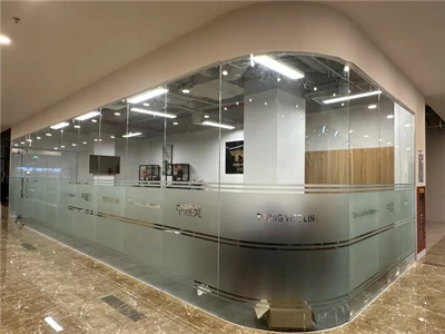 Nâng Tầm Không Gian Văn Phòng Với Decal Dán Kính Hiện Đại