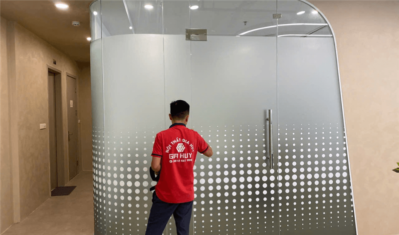 Gia Huy cung cấp và thi công decal mờ dán kính chất lượng cho nhà ở và văn phòng