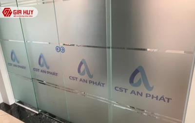 Kính phun cát mờ độc đáo: ưu điểm và tính ứng dụng thực tiễn