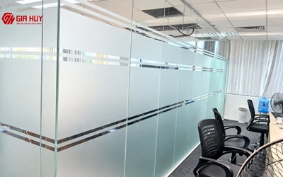 Dán decal mờ cho vách văn phòng toà HL 82 Duy Tân