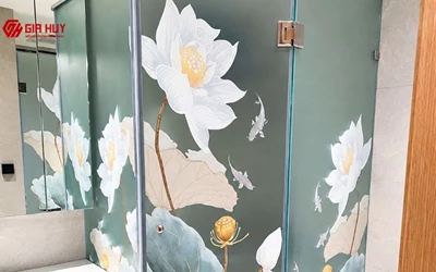 Dán decal mờ in hoa sen 3D cho phòng tắm kính tại HDMon Lê Đức Thọ