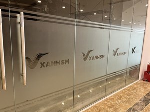 Giấy dán kính mờ kẻ line, cắt Logo CNC theo yêu cầu 2