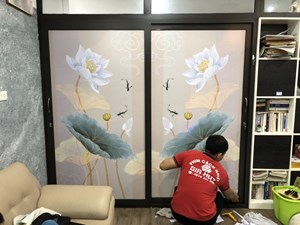 Decal dán kính hoạ tiết hoa sen in UV trên nền decal trắng