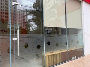 Decal mờ in hoạ tiết tổ ong theo yêu cầu 2