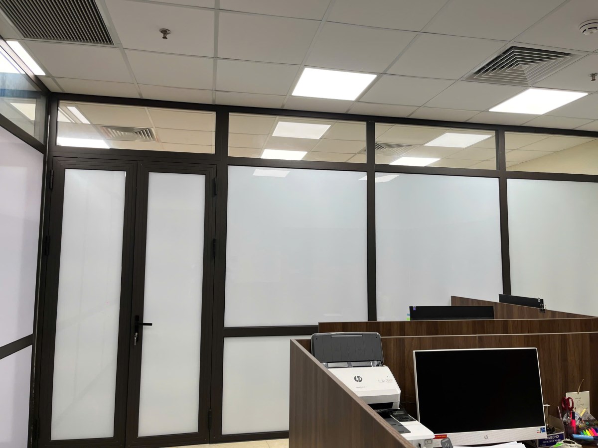 Decal PVC trắng sữa dán kính loại dày