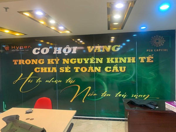 In tranh dán kính cho văn phòng trên nền decal trắng