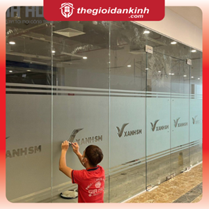 Giấy dán kính mờ kẻ line, cắt Logo CNC theo yêu cầu