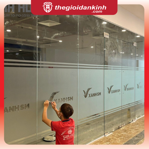 Giấy dán kính mờ kẻ line, cắt Logo CNC theo yêu cầu