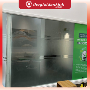 Tranh in thiết kế trên nền decal trắng