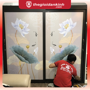 Decal dán kính hoạ tiết hoa sen in UV trên nền decal trắng