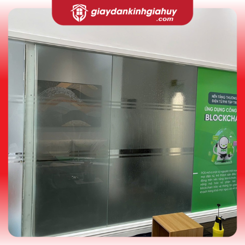 Tranh in thiết kế trên nền decal trắng