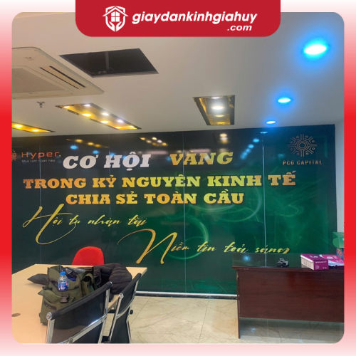 In tranh dán kính cho văn phòng trên nền decal trắng