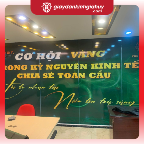 In tranh dán kính cho văn phòng trên nền decal trắng