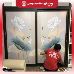 Decal dán kính hoạ tiết hoa sen in UV trên nền decal trắng