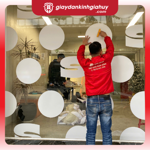 Decal trắng dán cửa kính theo thiết kế