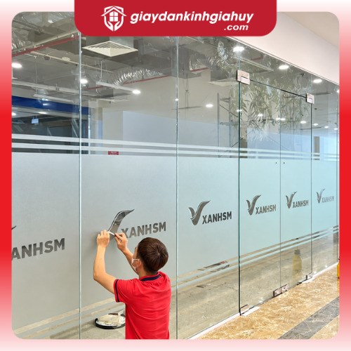 Giấy dán kính mờ kẻ line, cắt Logo CNC theo yêu cầu