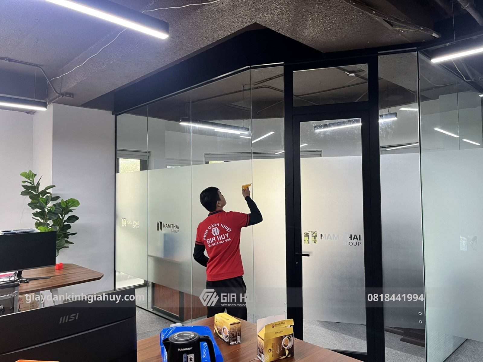 giấy dán kính mờ cắt logo CNC