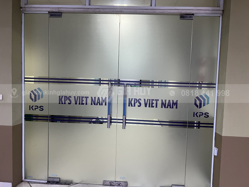 giấy dán kính mờ in logo màu