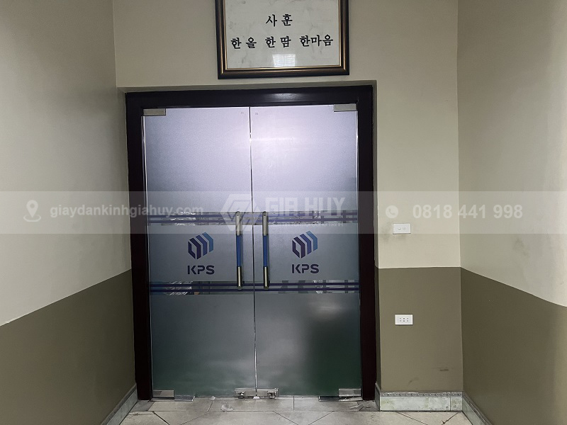 giấy dán kính mờ in logo màu