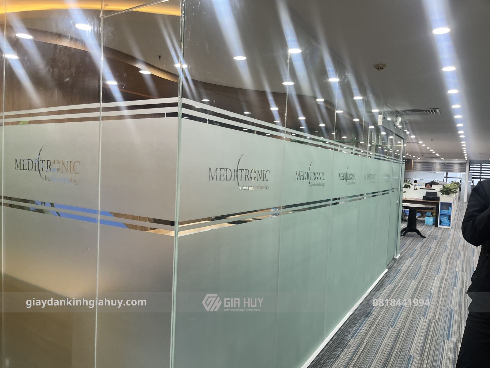 giấy dán kính mờ cắt logo CNC