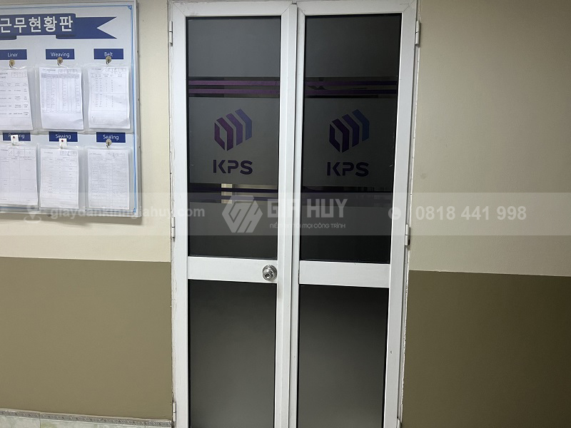 giấy dán kính mờ in logo màu