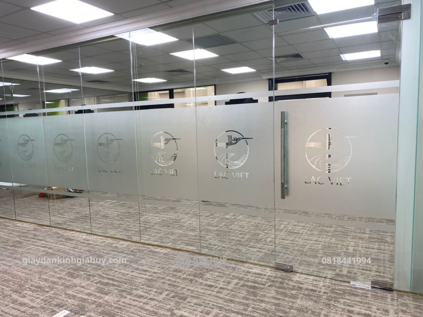 giấy dán kính mờ cắt logo CNC